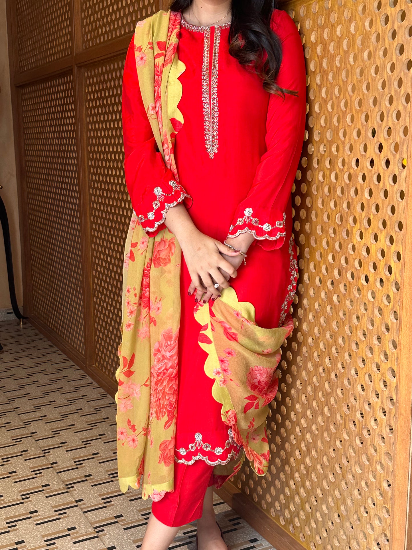 Laal Ruhi Kurtha Set